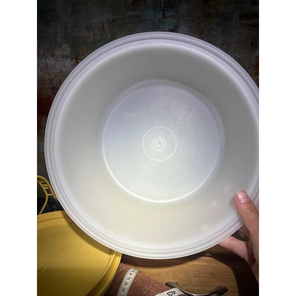 Vintage Tupperware Round Cake Taker Carrier Harvest Yellow 12 Inch 684 682 683